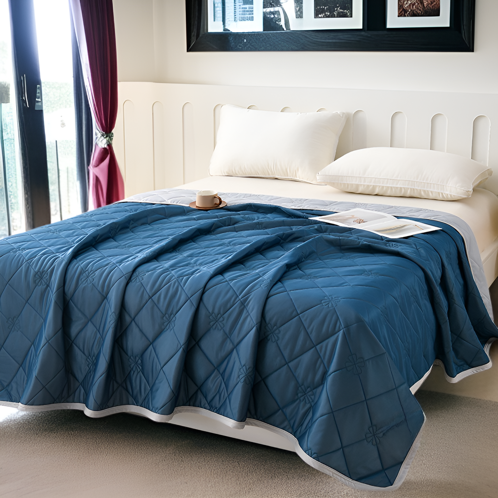 ベッドに敷かれた薄掛け布団の使用イメージ