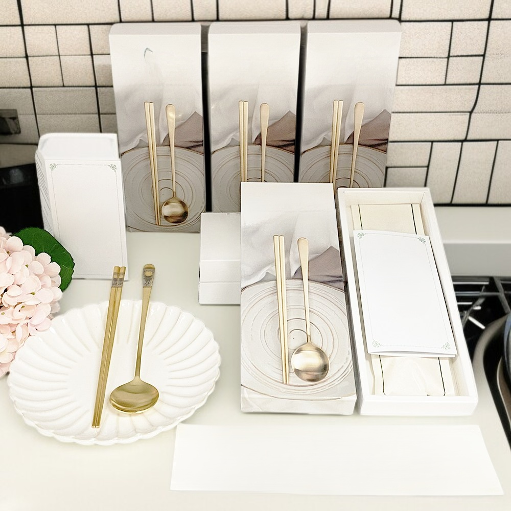 家庭用の厚みのあるステンレス製スプーン