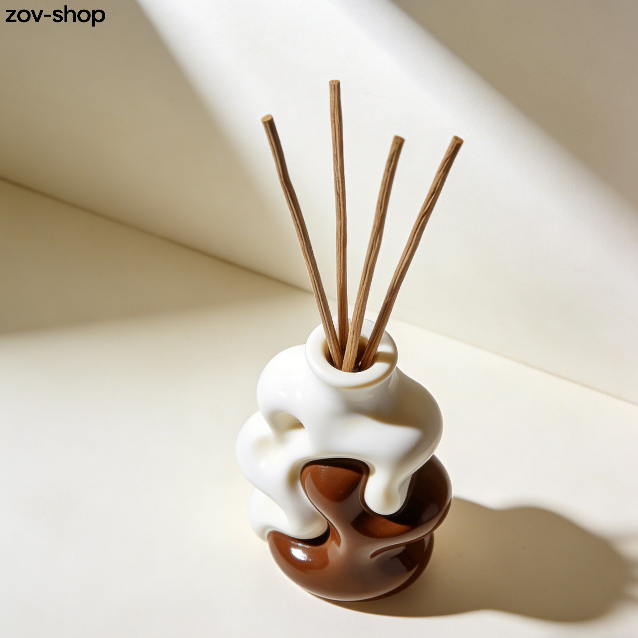 고급 리드와 천연 오일이 담긴 디퓨저