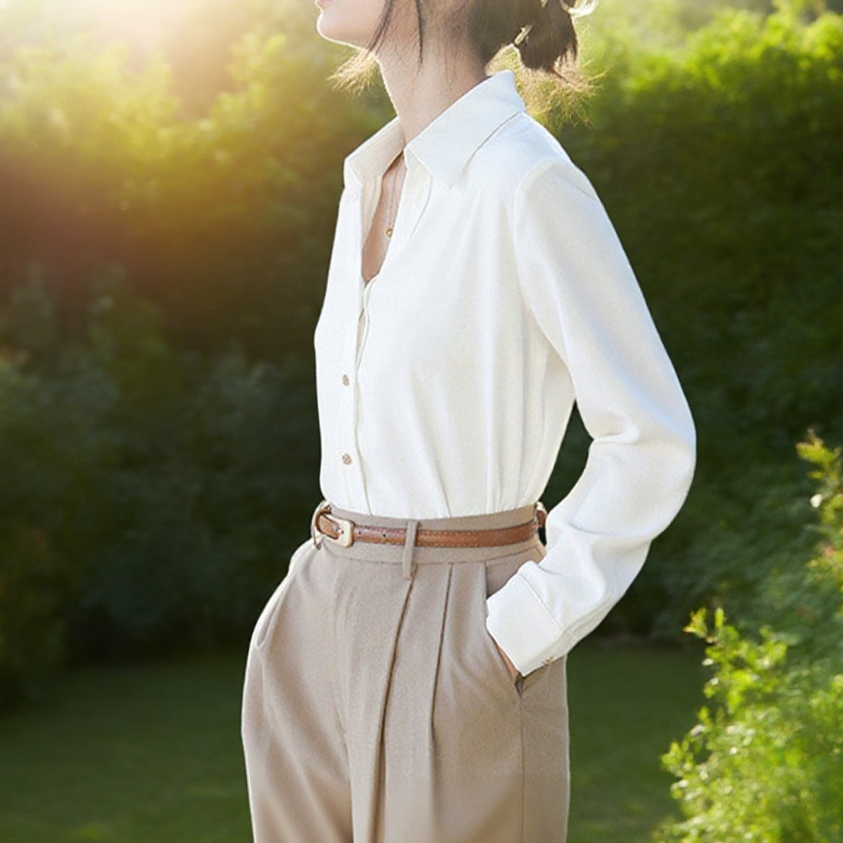 여성스러운 디자인감의 민소매 셔츠