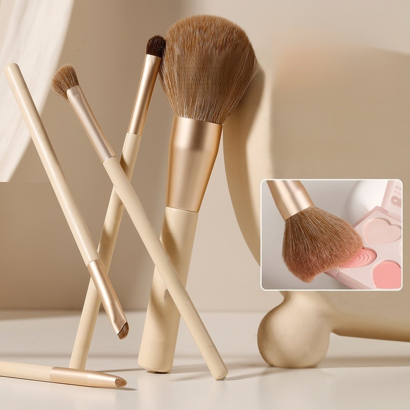 Fine-line makeup brush