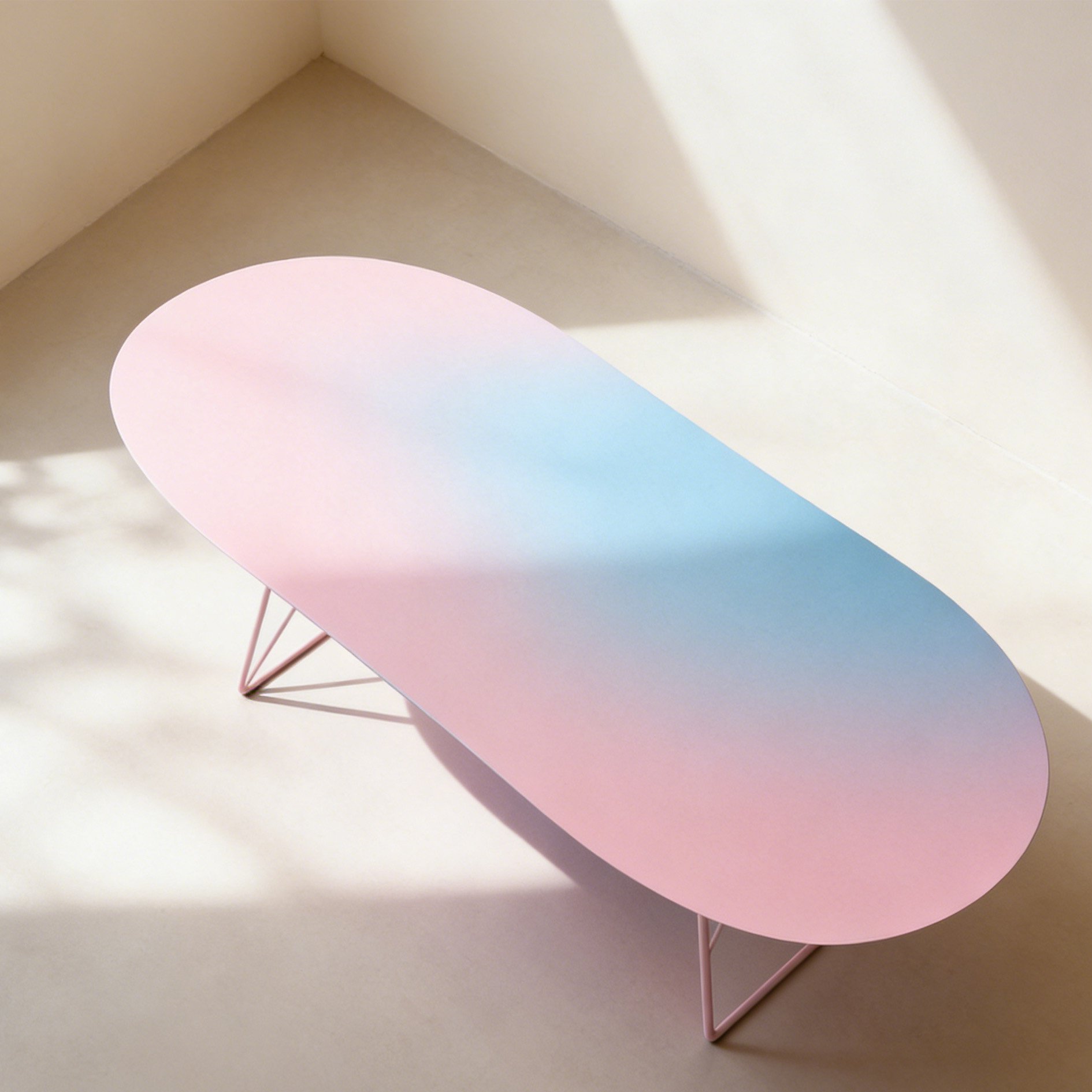 Mesa de café multifuncional y plegable en salón moderno