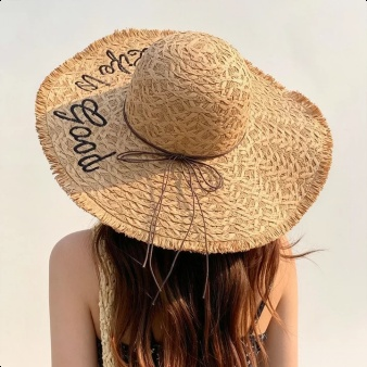 Sommerlicher Damen-Strohhut mit breiter Krempe und gestickten Buchstaben