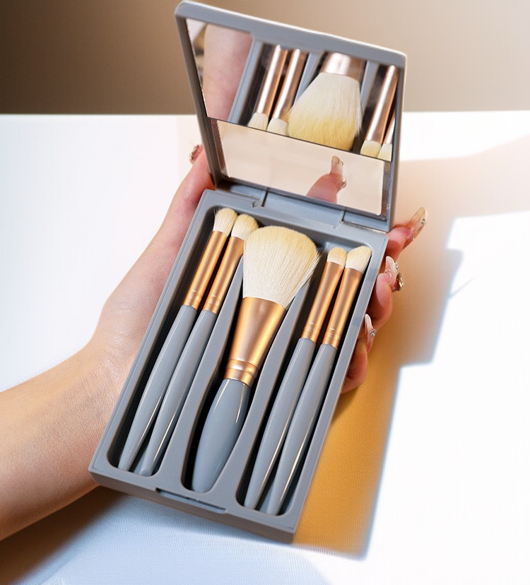 출장에 유용한 거울 포함 여행 세트