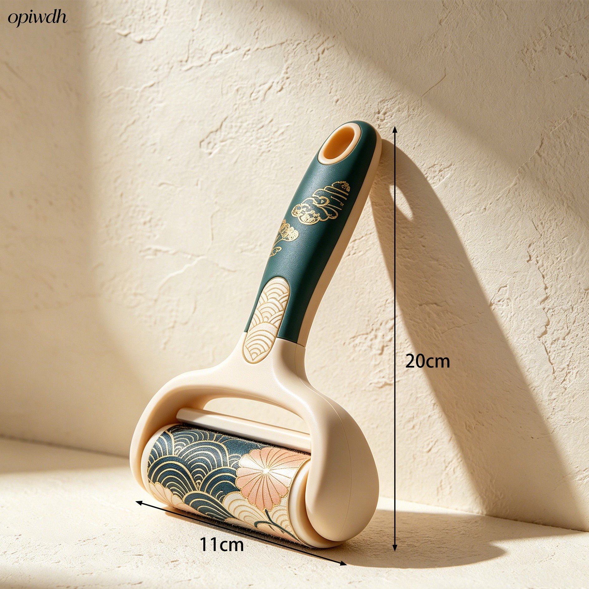 家具に付着したペットの毛をブラシで掃除