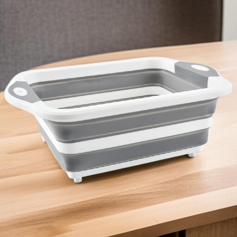 アウトドアで使用中の折りたたみまな板