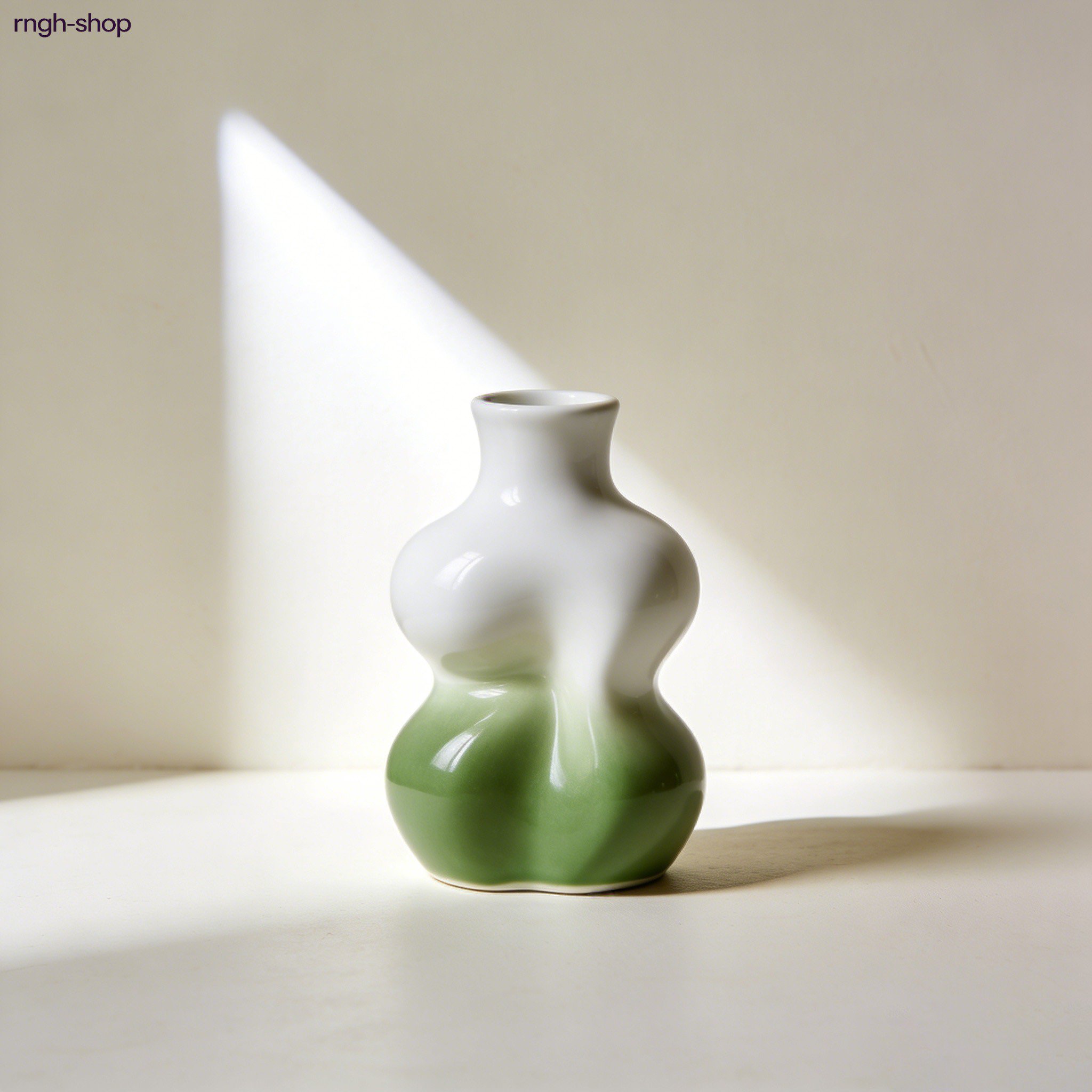 고급스러운 세라믹 미니 화병 인테리어 활용 예시