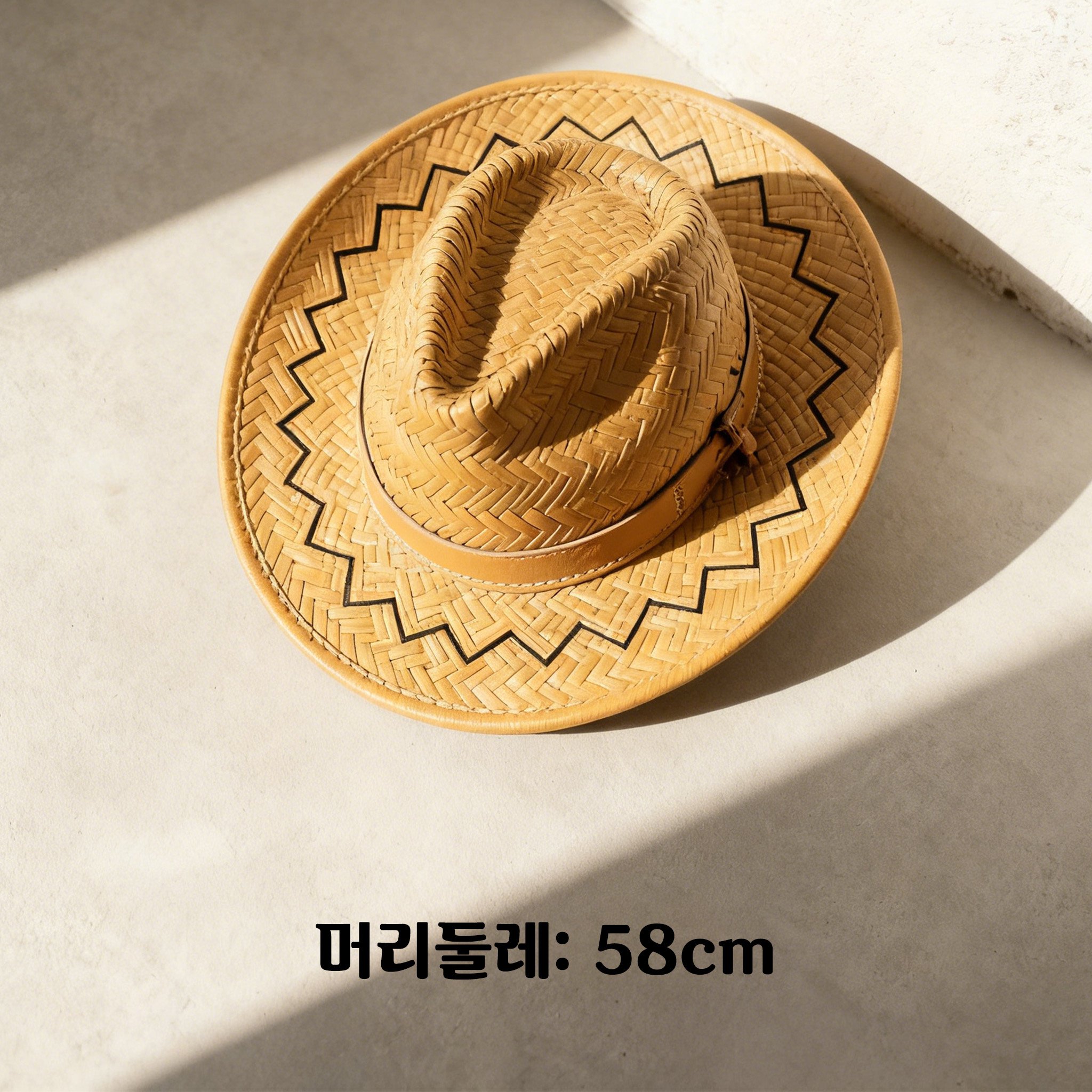 넓은 챙이 돋보이는 남성 라탄 모자