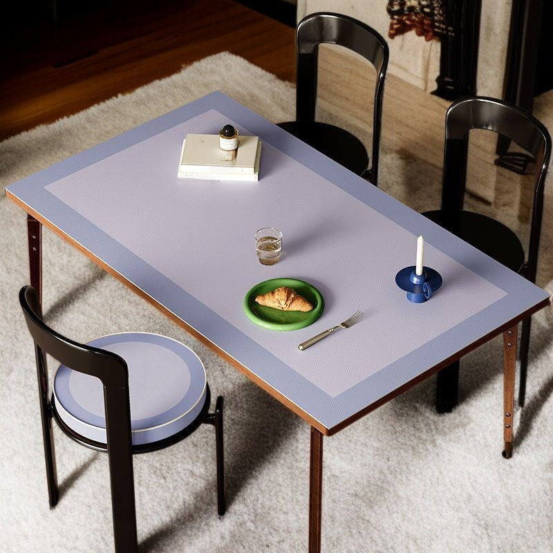 방수 기능 테스트 중인 식탁 매트