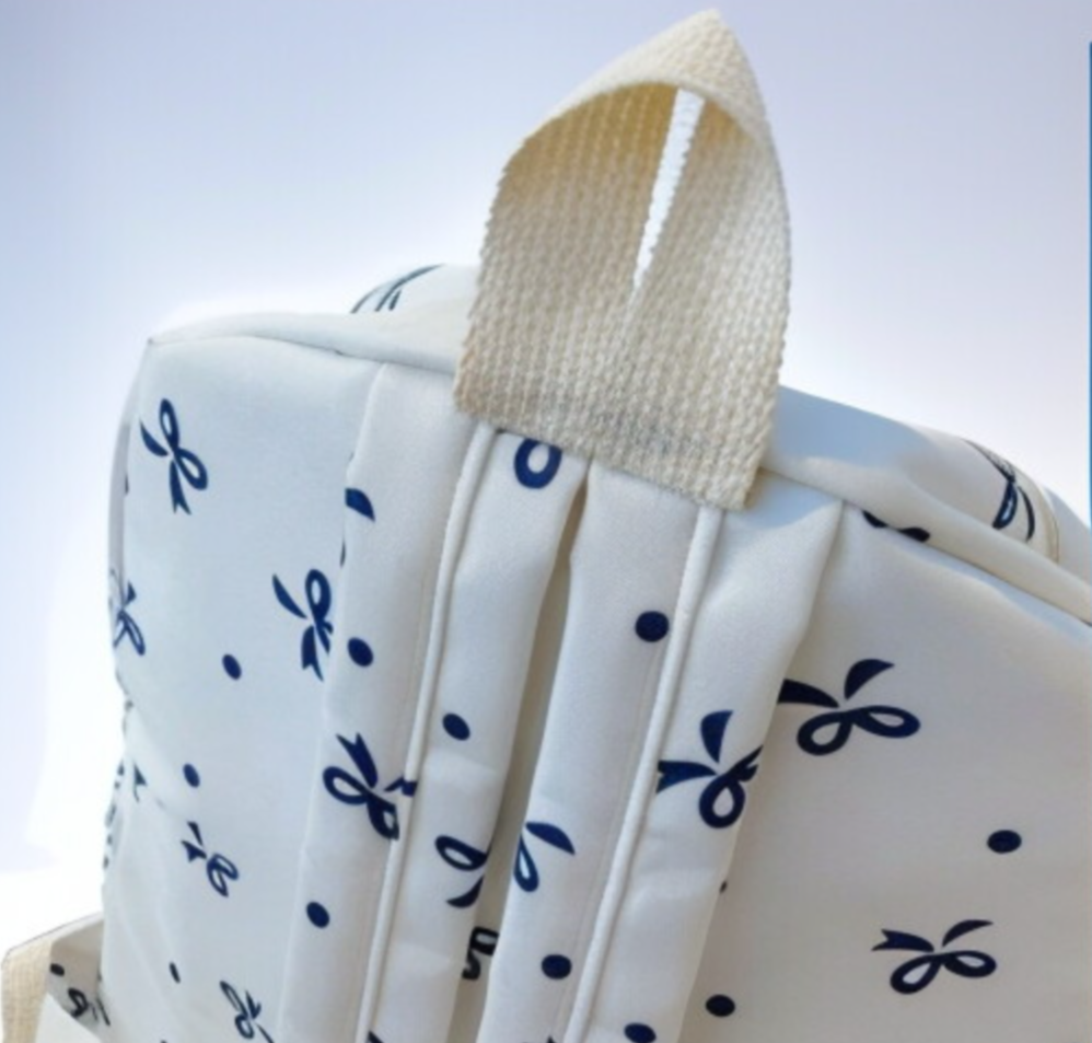 백팩과 소지품 함께 연출