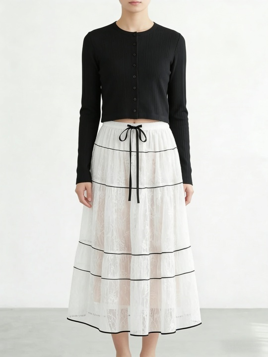 Minimalistisches und raffiniertes farblich abgesetztes Spitzenkleid