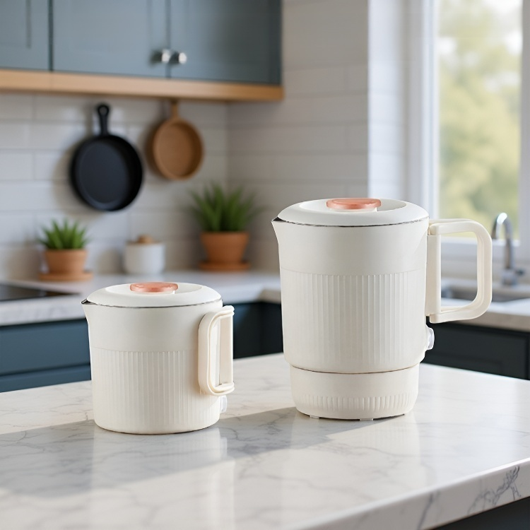 旅行バッグに入った折りたたみ式ケトル