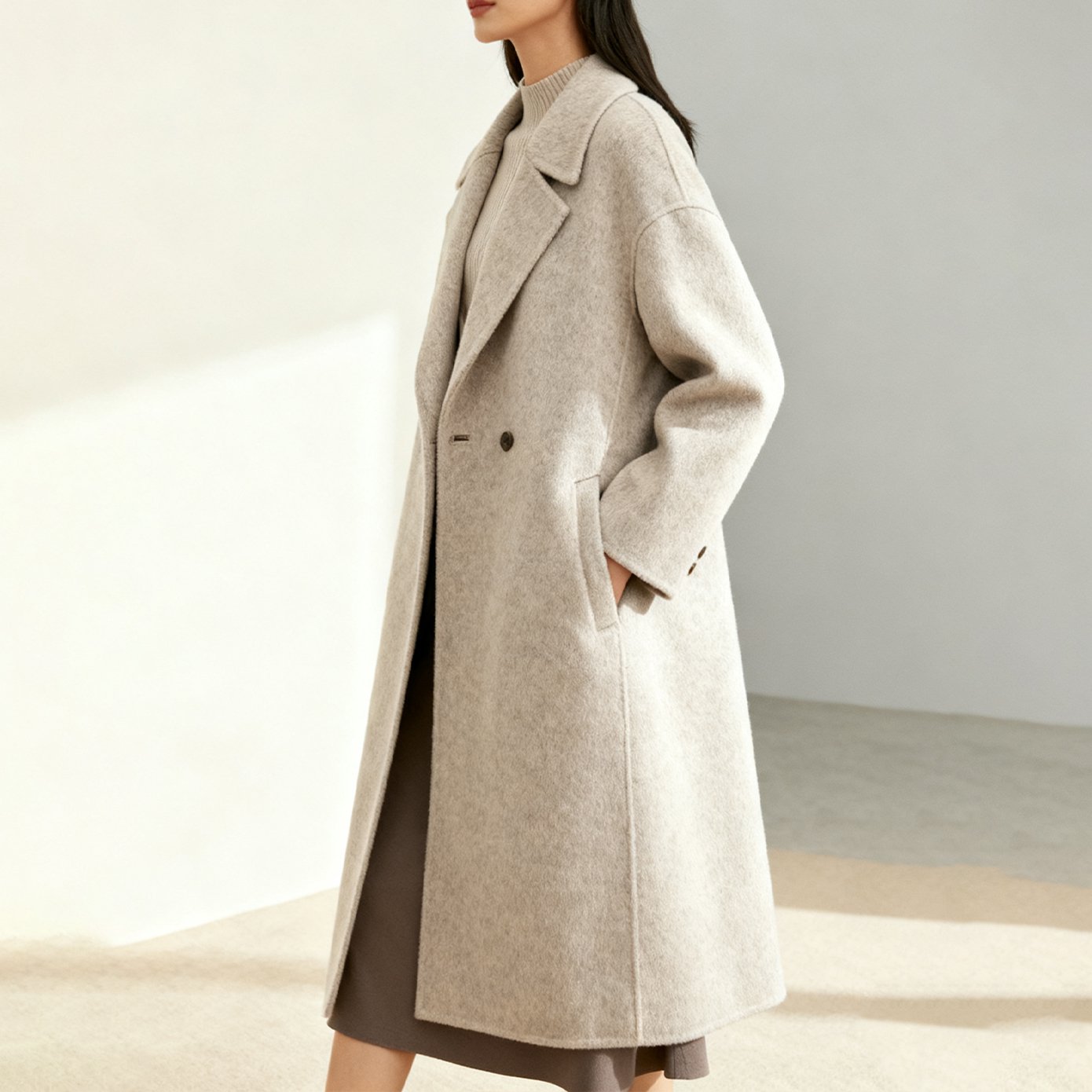 ウール素材の美しい質感を感じるロングコート