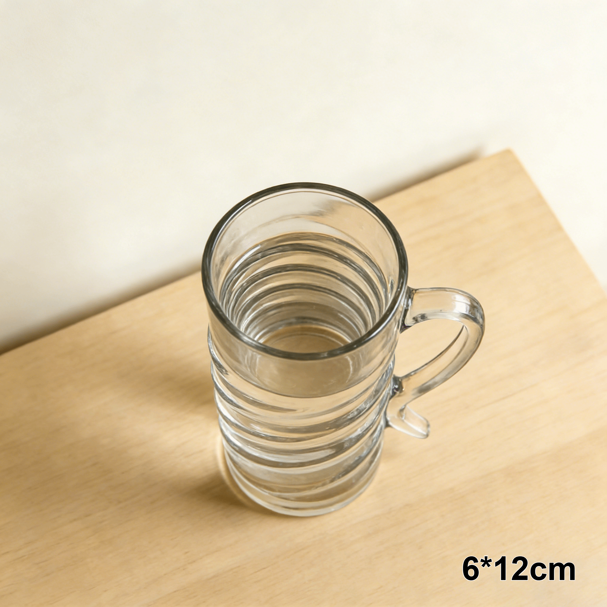 Detalle de copa de vidrio moderna en primer plano