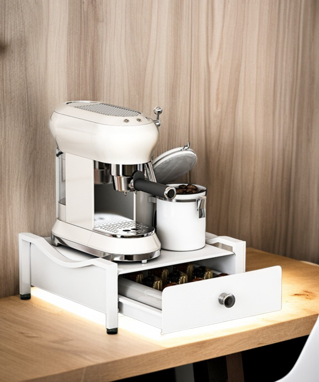 Kaffeeregal neben Kaffeemaschine arrangiert