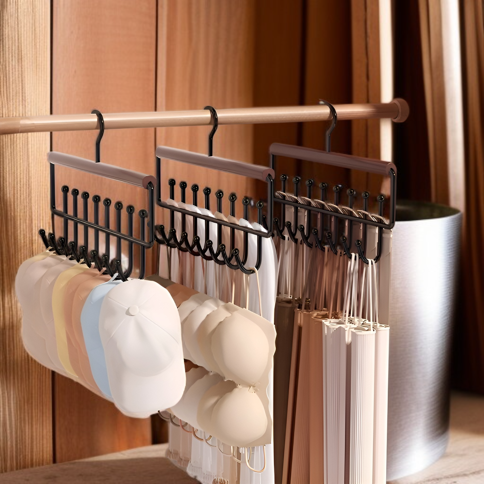 여러 개의 후크가 달린 원목 수납 옷걸이