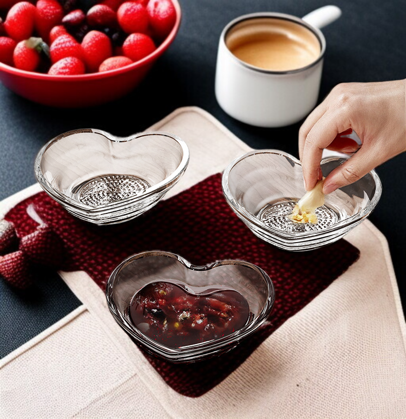 연마 접시에 다진마늘 올려진 모습