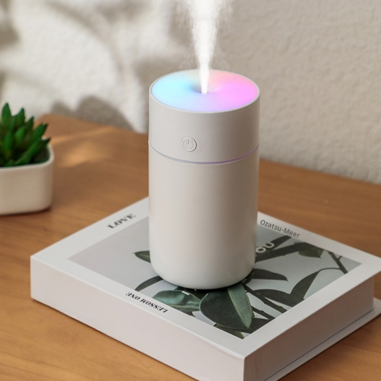 Brandneuer, über USB betriebener, kabelloser Farb-Luftbefeuchter fürs Auto. Tragbarer Mini-Luftbefeu