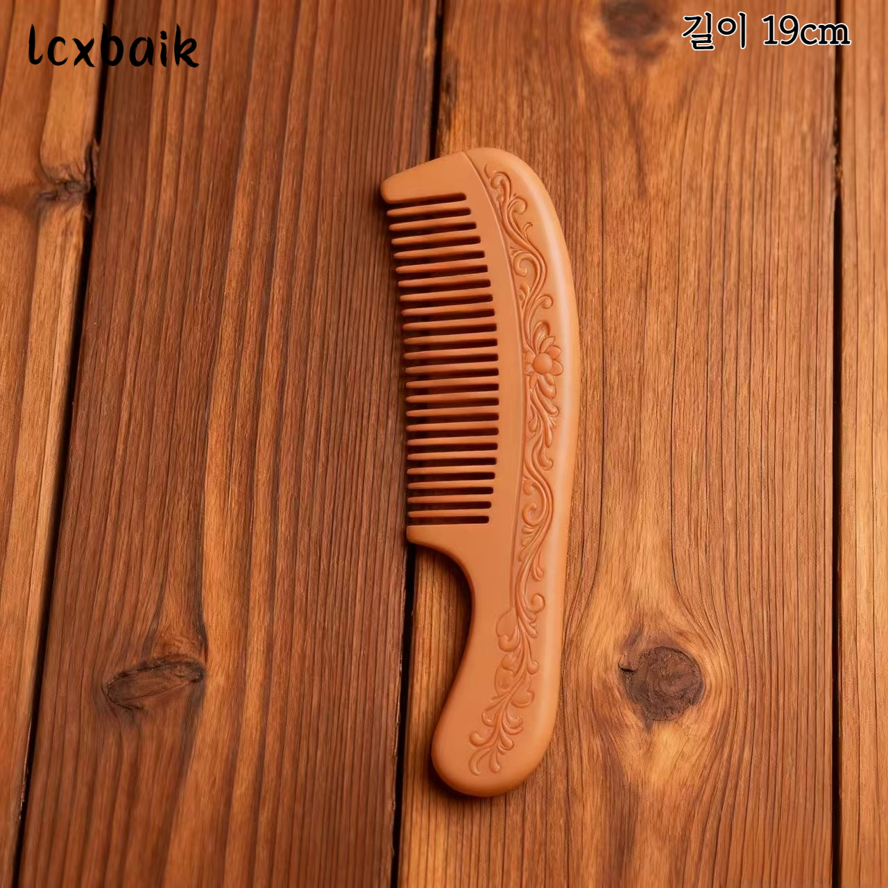 친환경 원목 빗으로 두피 마사지하는 모습