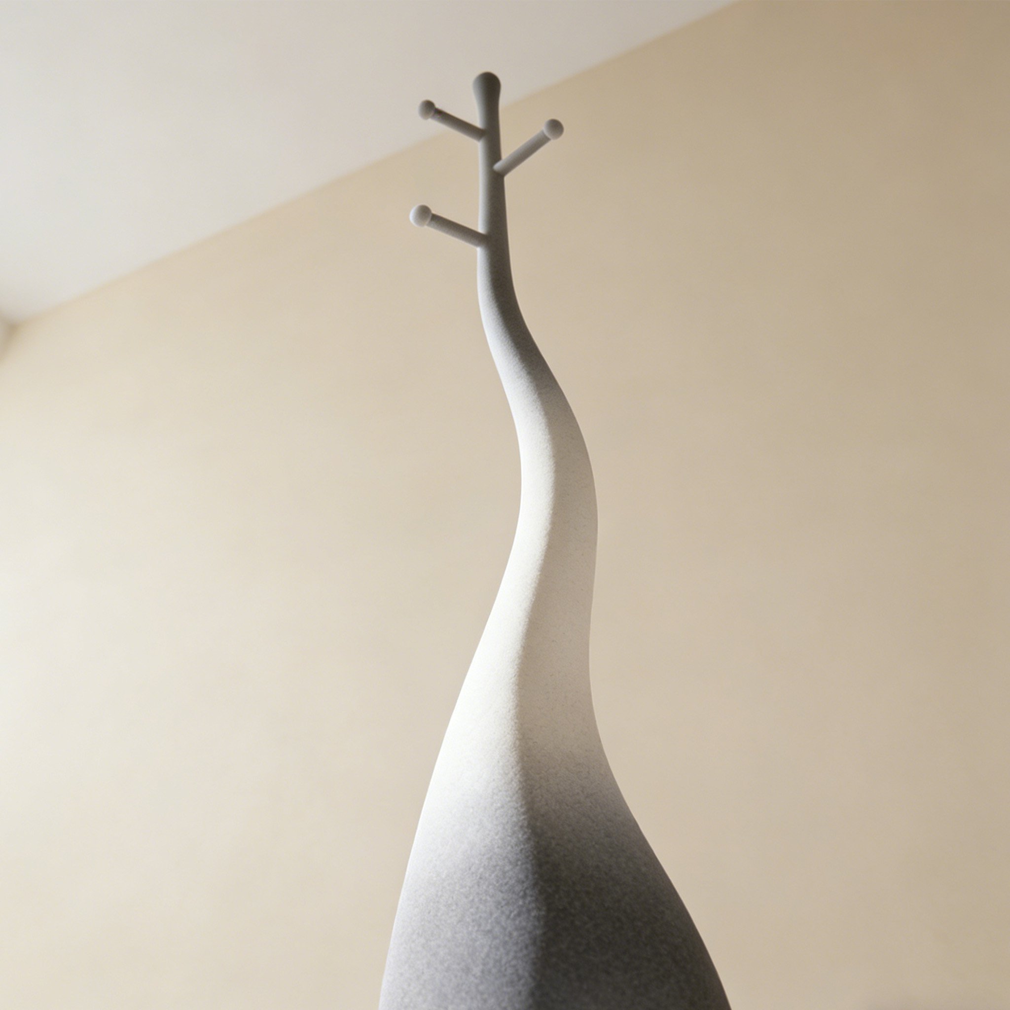 省スペースで重ねて収納できるハンガー