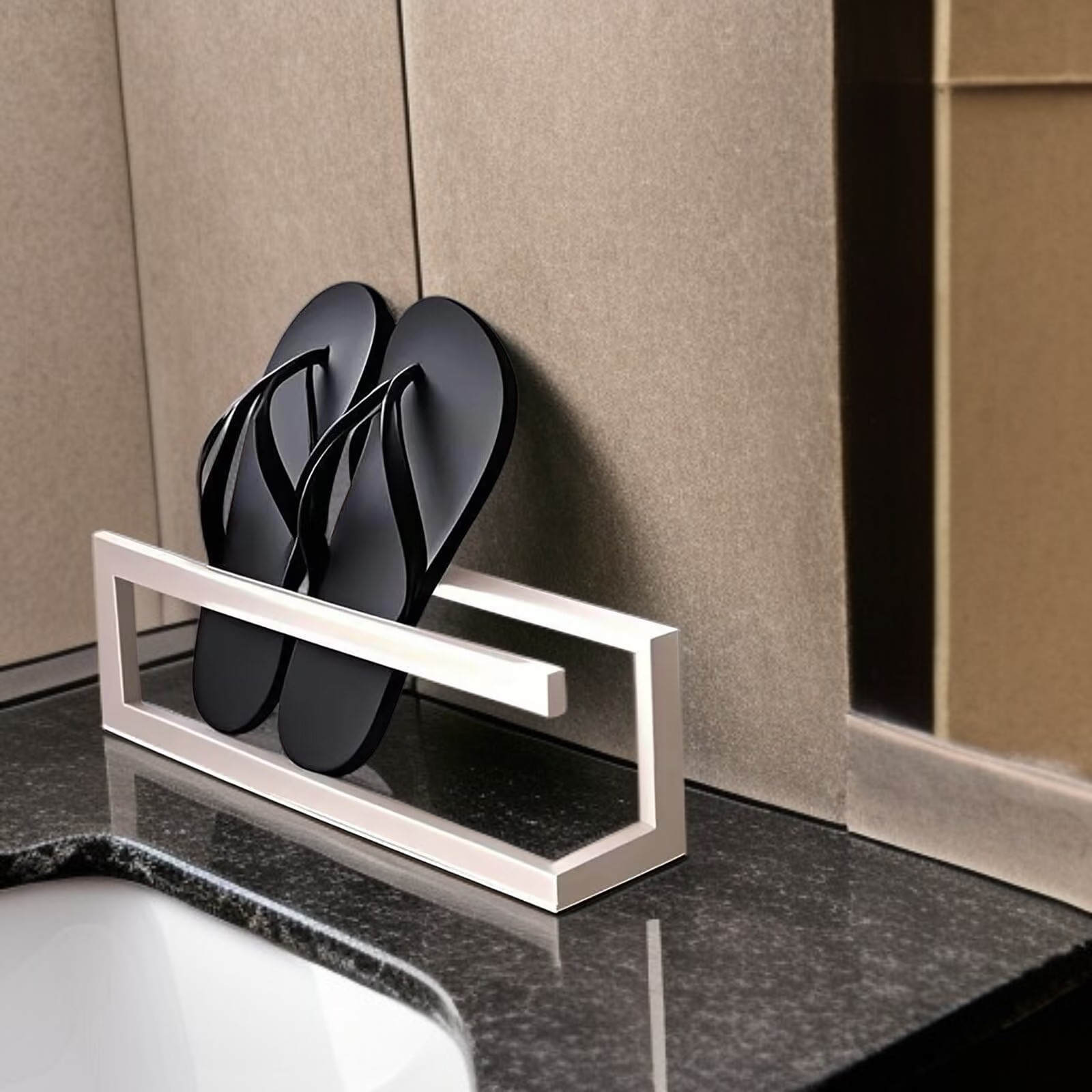 여러 켤레의 슬리퍼를 수납한 모습