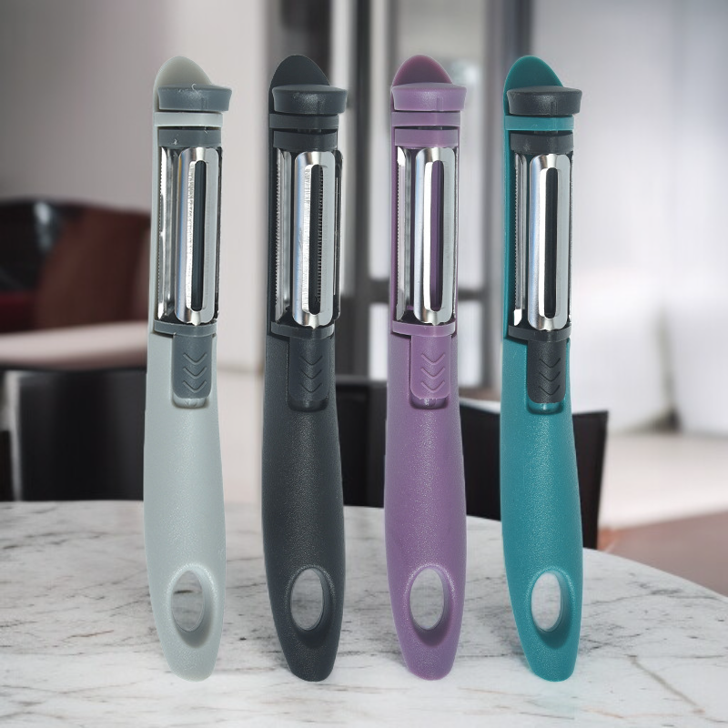 果物の皮をむいているステンレスピーラーの使用例