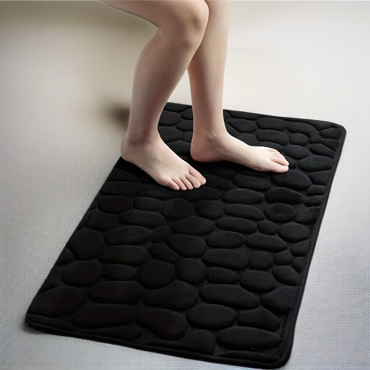 Saugfähige Anti-Rutsch-Badematte aus Korallenvlies im modernen Badezimmer