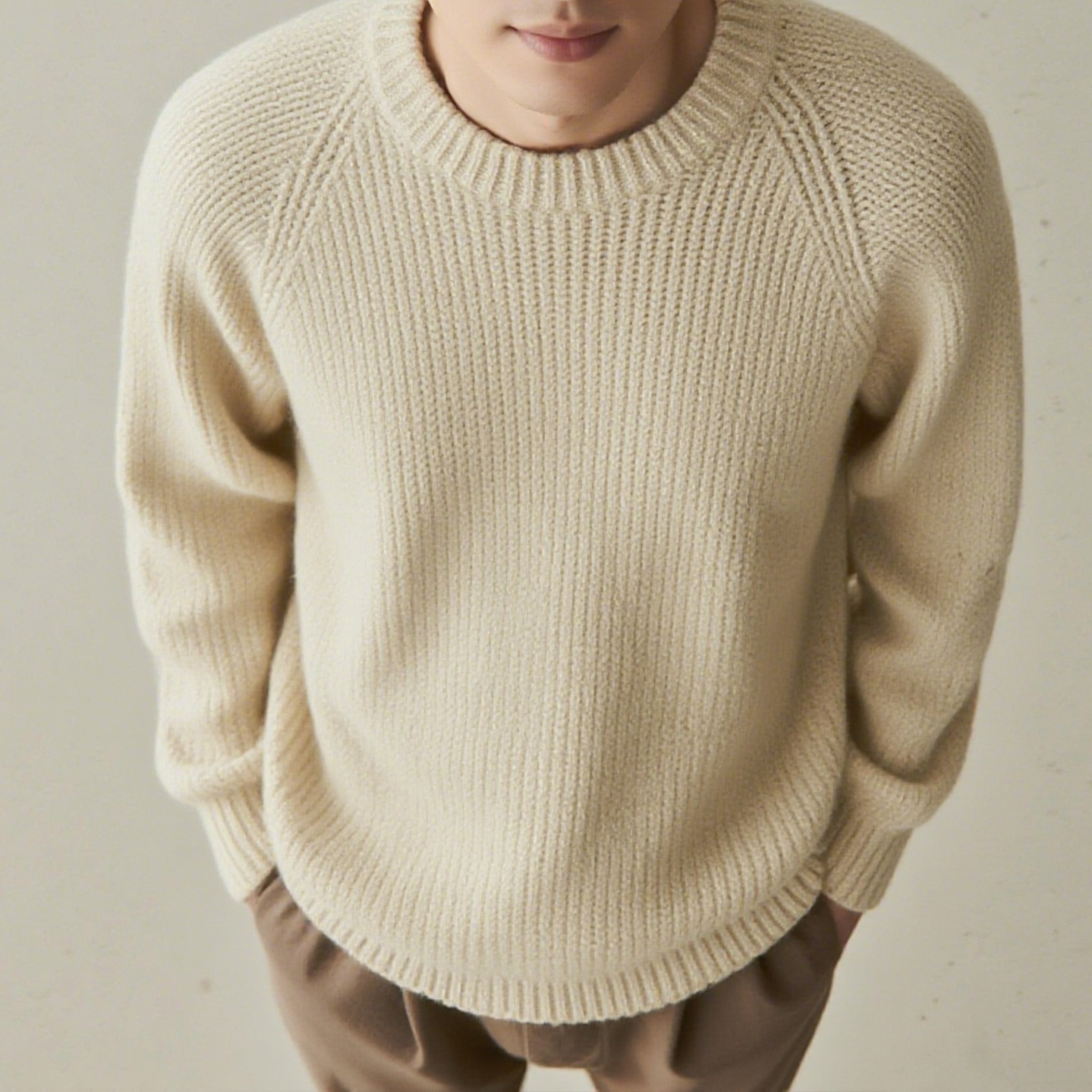 아이보리 컬러 스트라이프 니트 스웨터