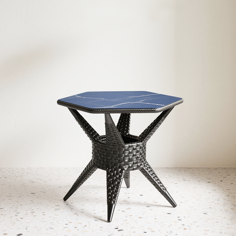 ソファ横に設置したサイドテーブルの使用例