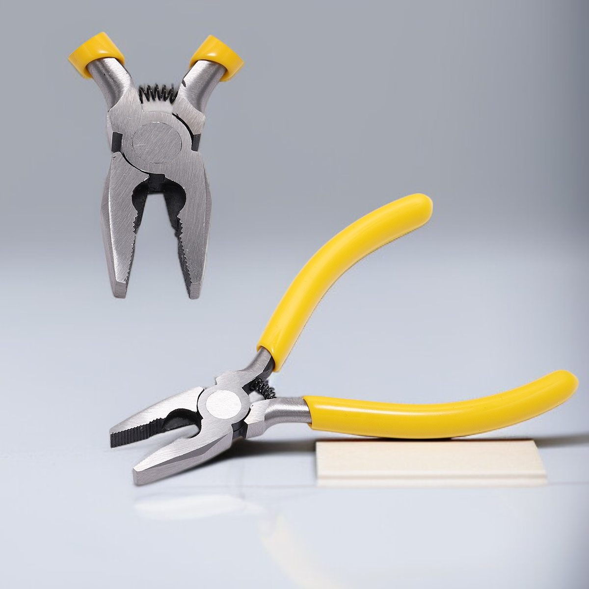 Handgefertigte Rundzange beim Formen von Draht