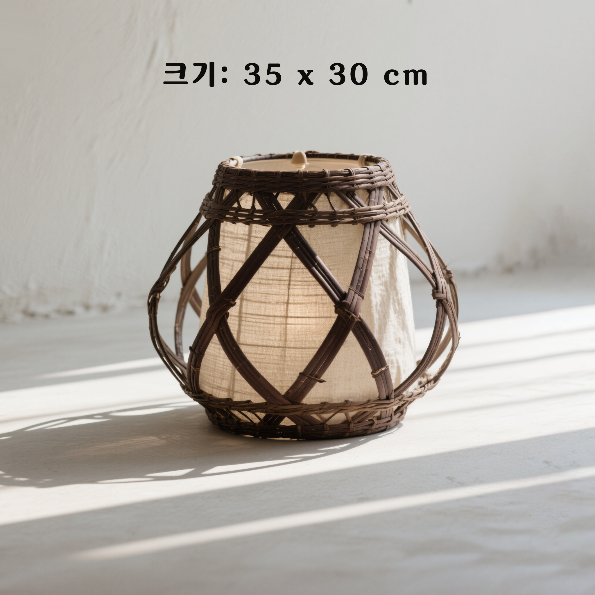 라탄으로 마감된 테이블 램프 디자인