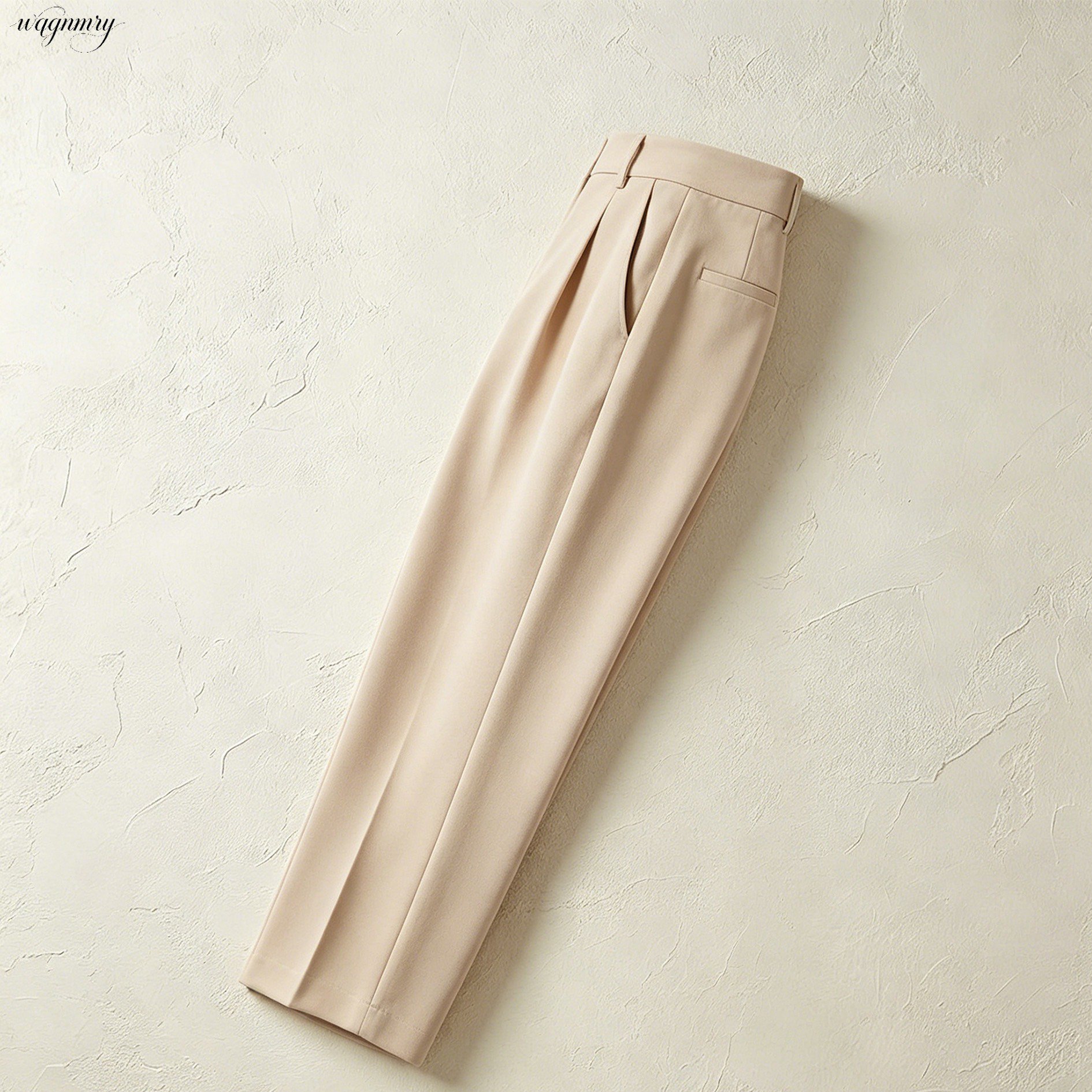 ストレートレッグのスーツパンツ
