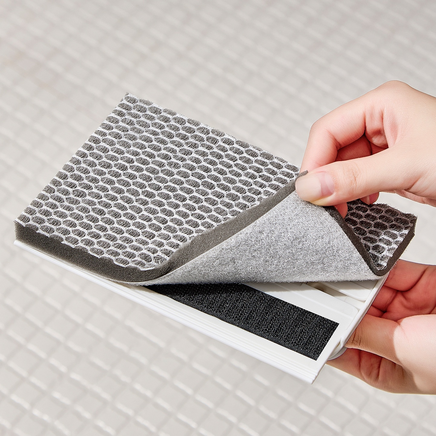 Klappbare Fensterfugenreinigungsbürste