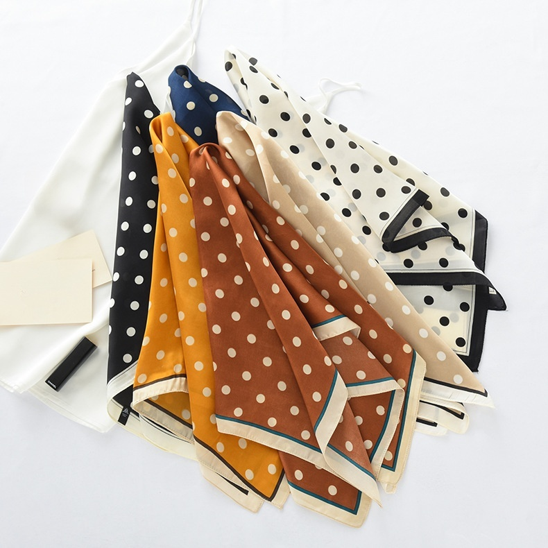 水玉模様のサテンスカーフ