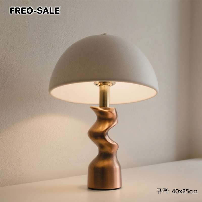 고급스러운 금속 받침대 디테일