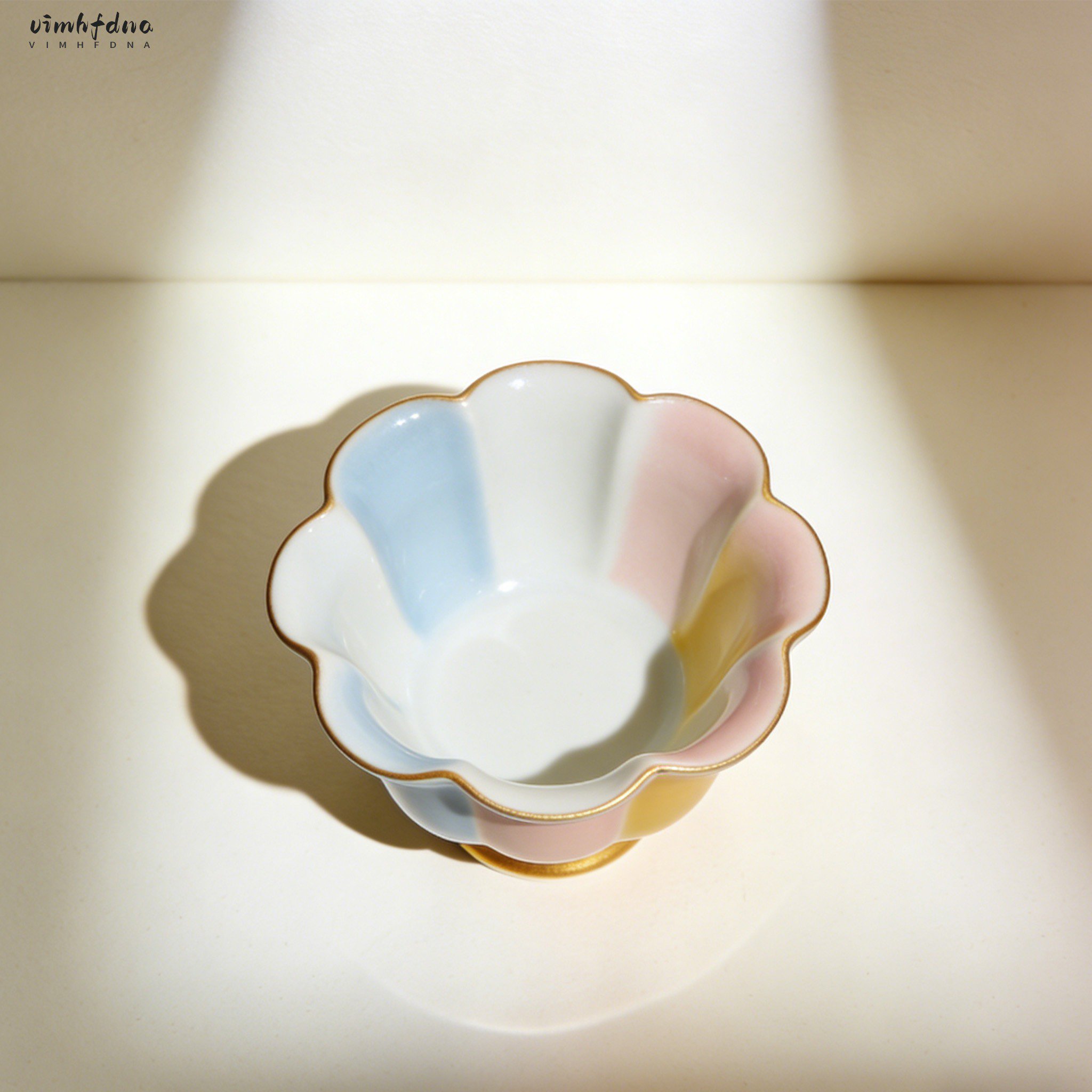 和風デザインのティーポットとカップ