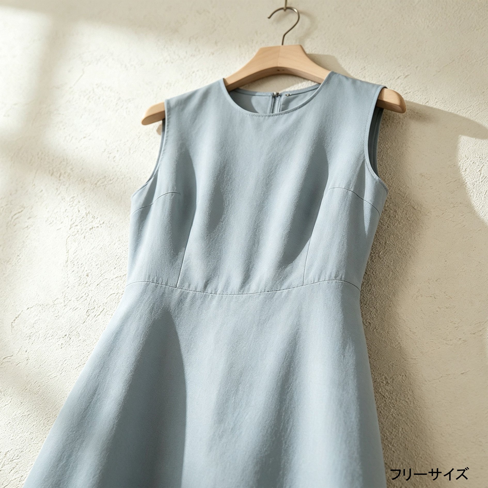 女性が着用するノースリーブスーツドレス