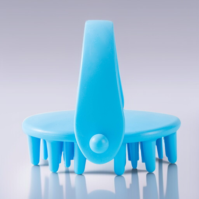 持ちやすいデザインのシャンプーマッサージコーム