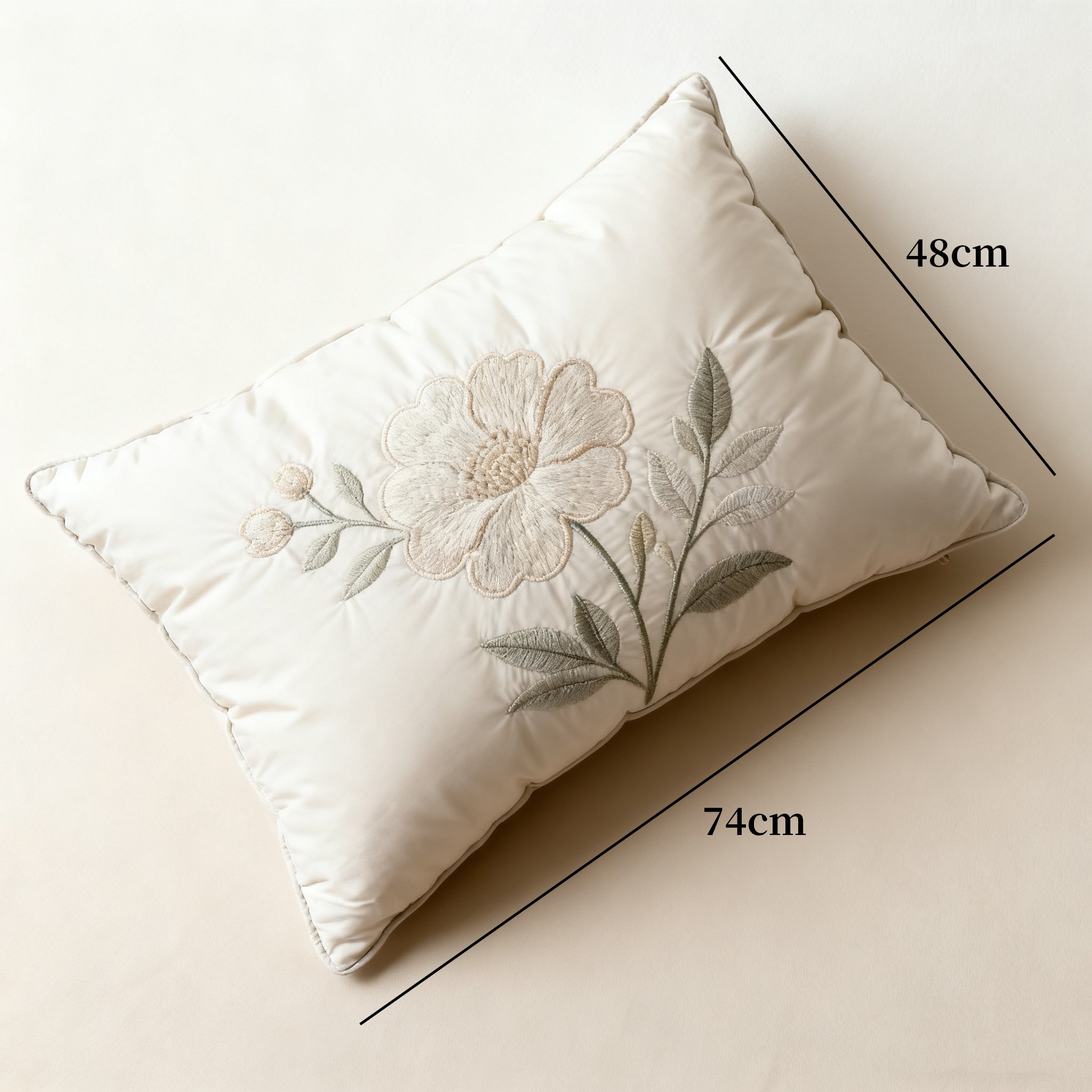 고급스러운 자수 디테일이 돋보이는 꽃무늬 베개