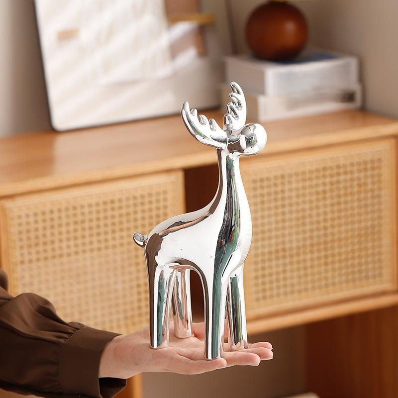 은색 세라믹 사슴 조각상