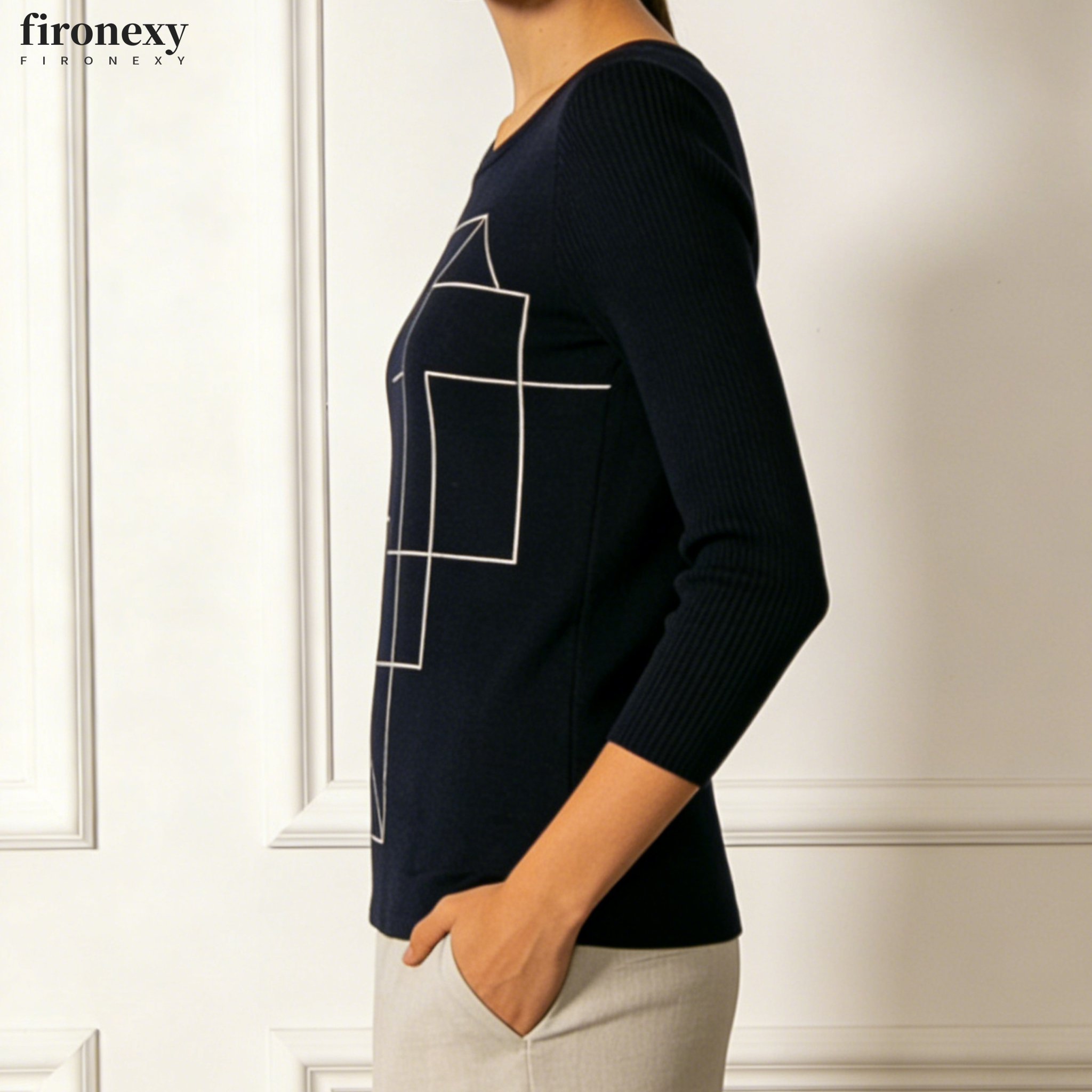 모던한 디자인의 여성 니트웨어 착용샷