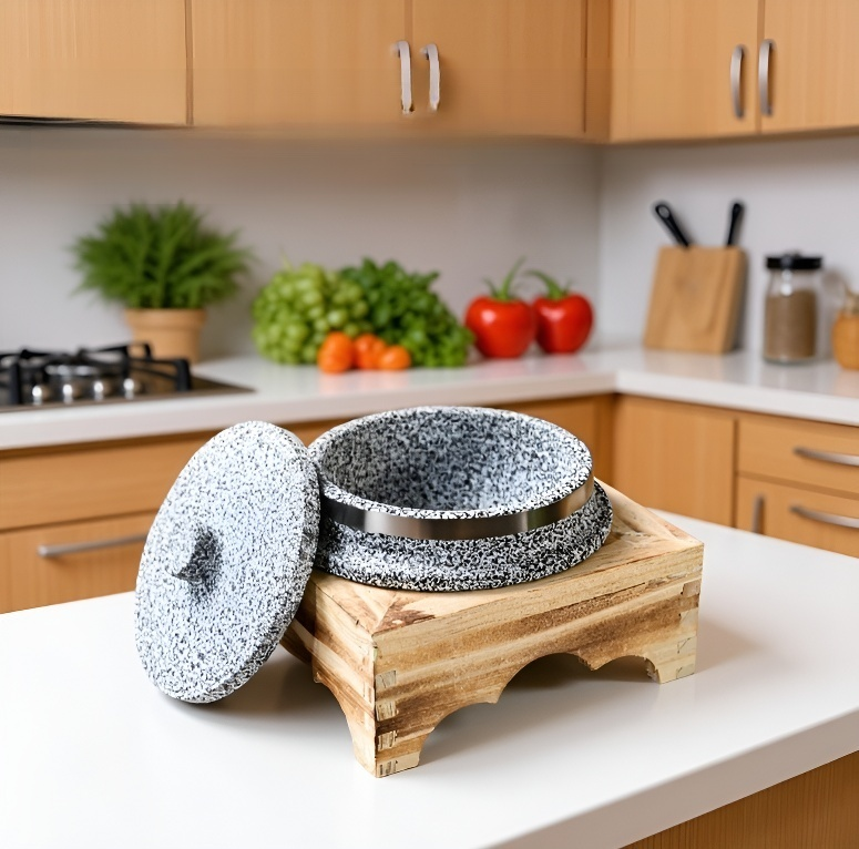 뚜껑과 나무 틀이 있는 밥솥 전체 모습