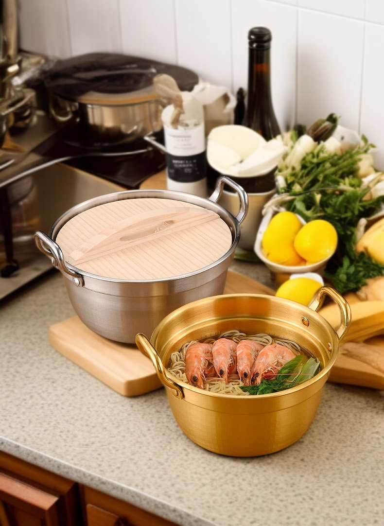 가정용 소냄비로 라면 조리하는 장면