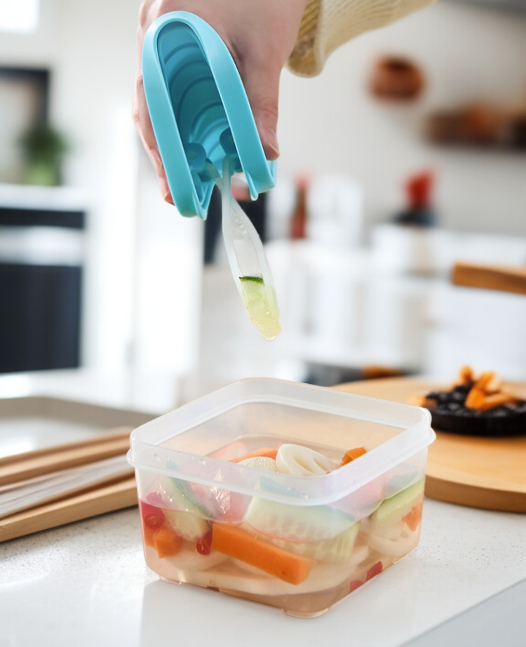 가정용 전자레인지에서 가열 중인 도시락