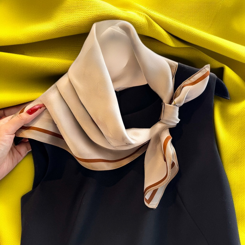 おしゃれなスクエアスカーフ