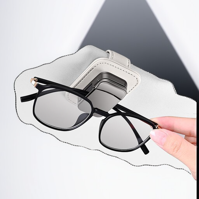 車用メガネクリップにサングラスを収納した様子