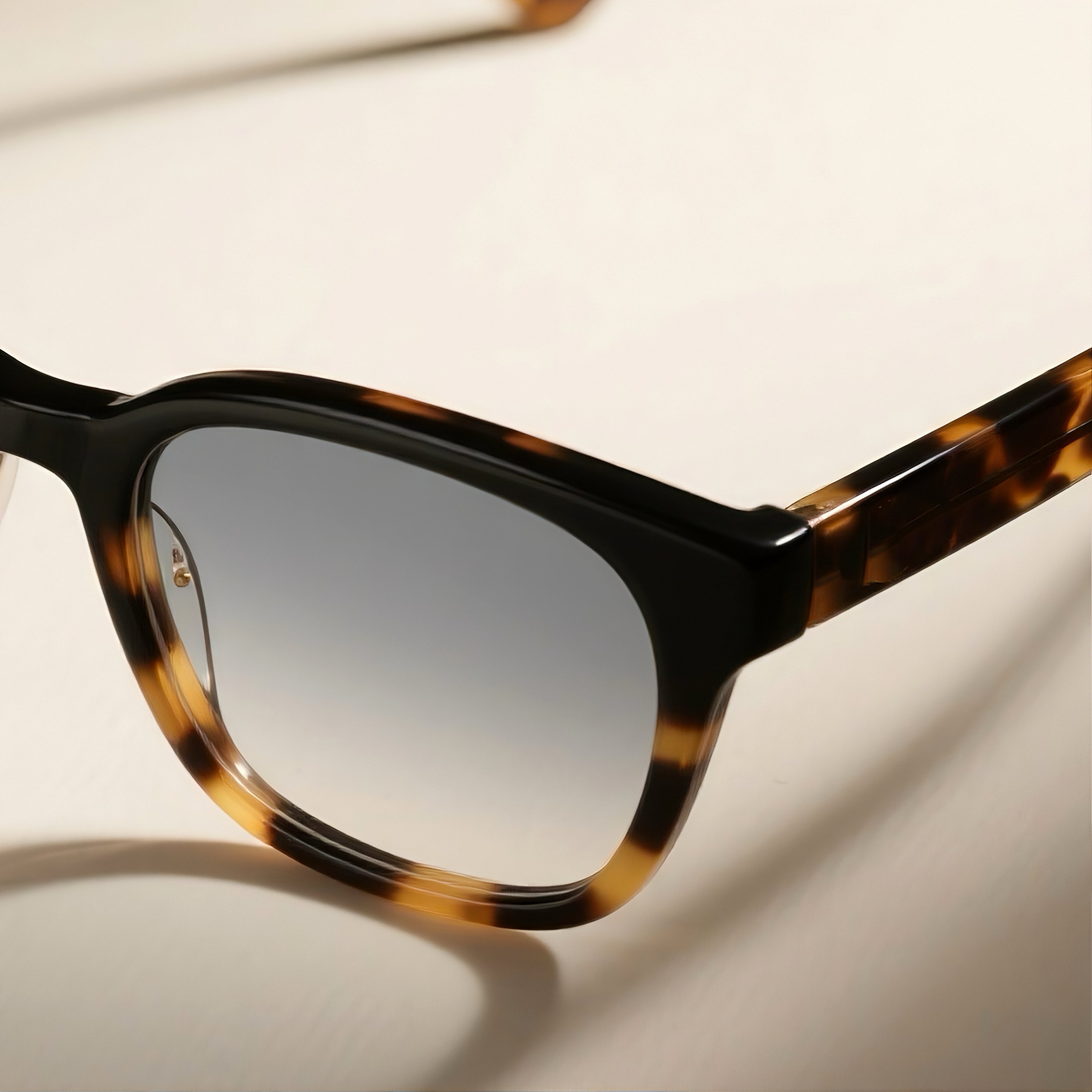 แว่นกันแดดสีเทาไล่เฉดสำหรับผู้หญิง