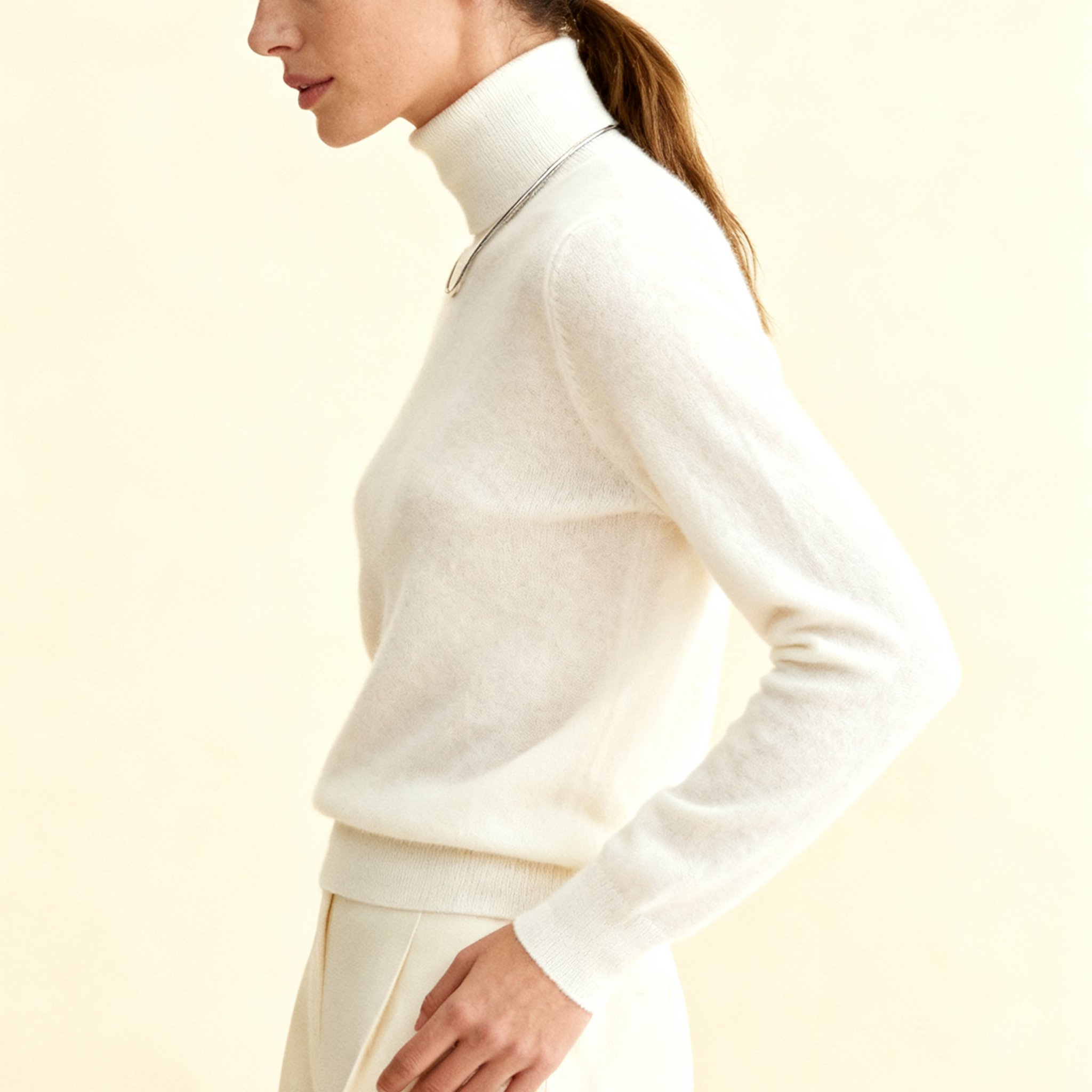 깔끔한 하이넥 라인 디테일