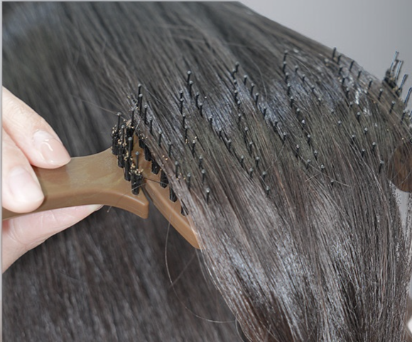 푹신한 촉감의 돼지털 빗