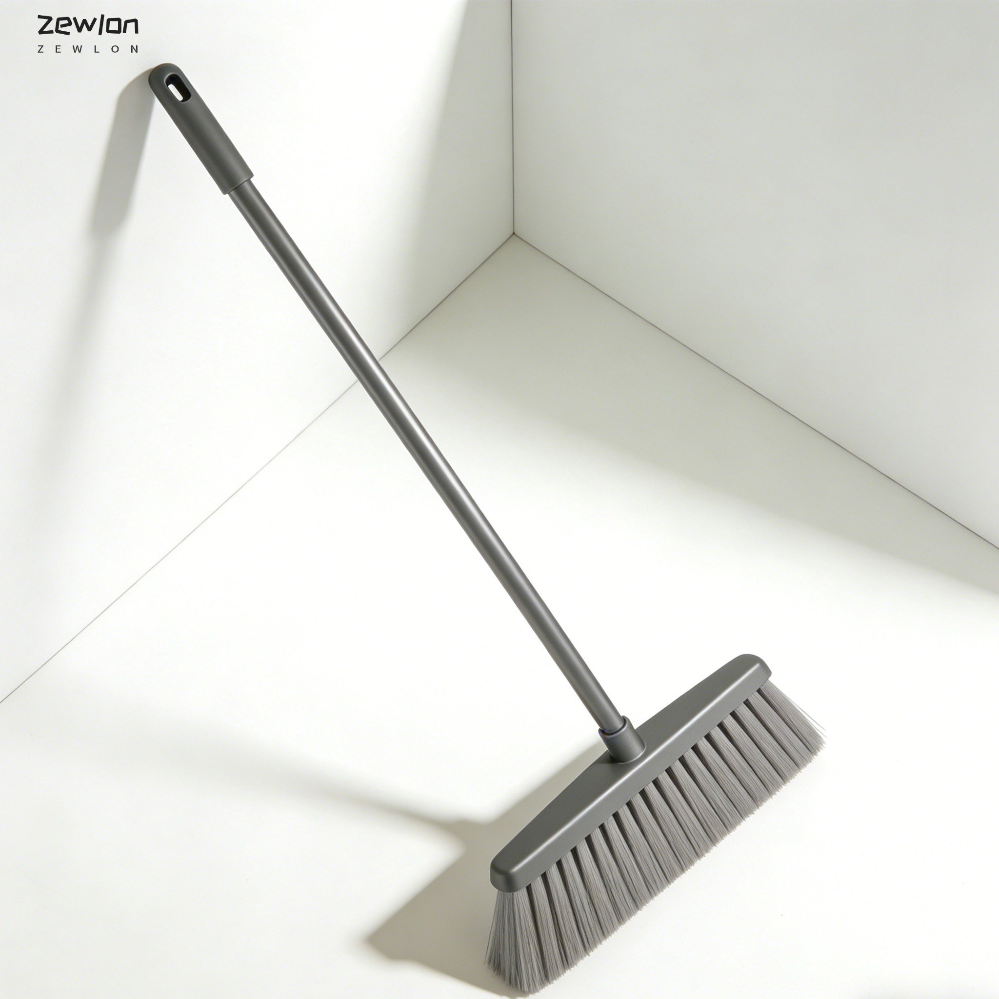 掃除中の多機能クリーニングほうき使用イメージ